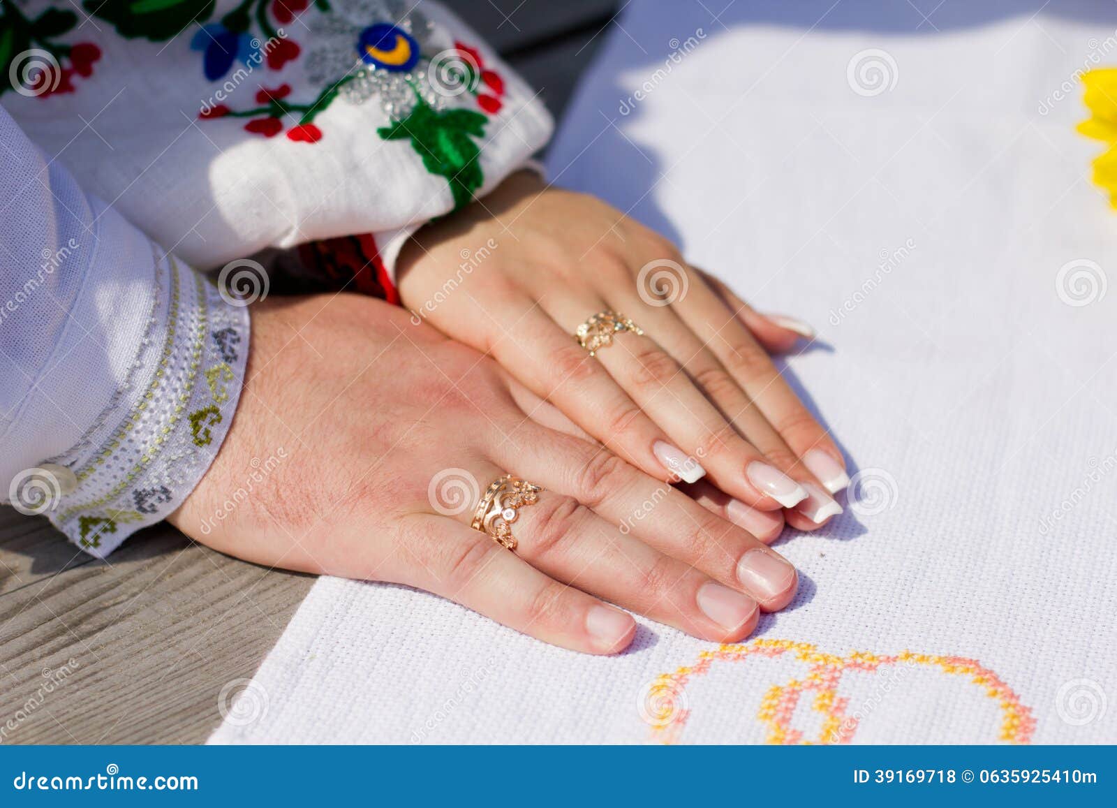 Woman Jams Wedding Ring On Her Finger And It Goes So Blue People Reckon She Ll Need It Amputated