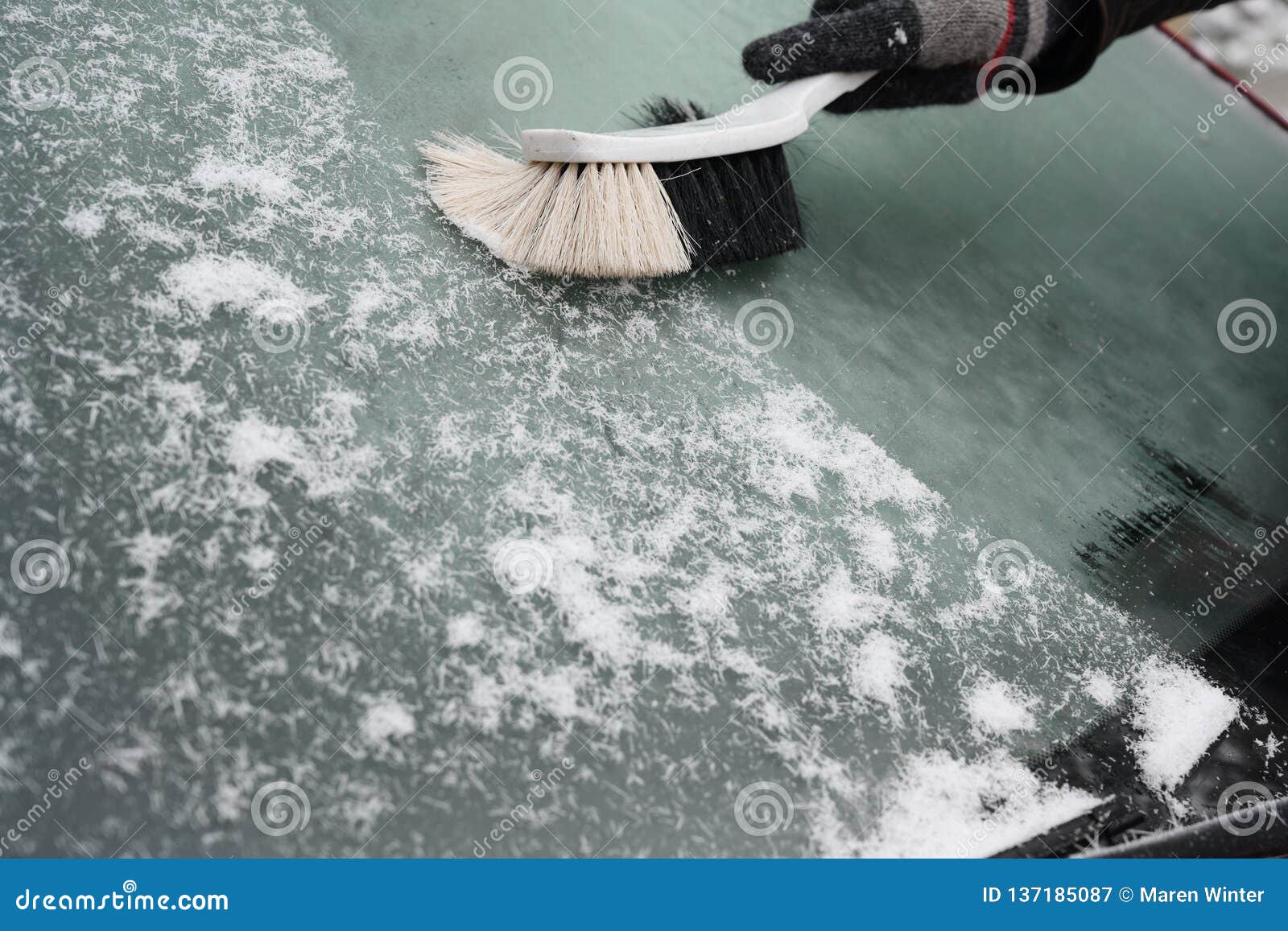 Handbesen Fegt Den Schnee Von Der Windschutzscheibe Eines Autos Im