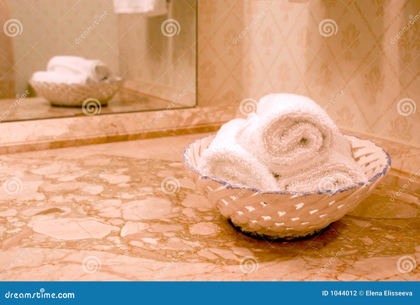 Ванна полотенце картина. Полотенце роскошь. Ванна фон полотенца. Полотенца на столе в ванной. Ванна раковина полотенце.