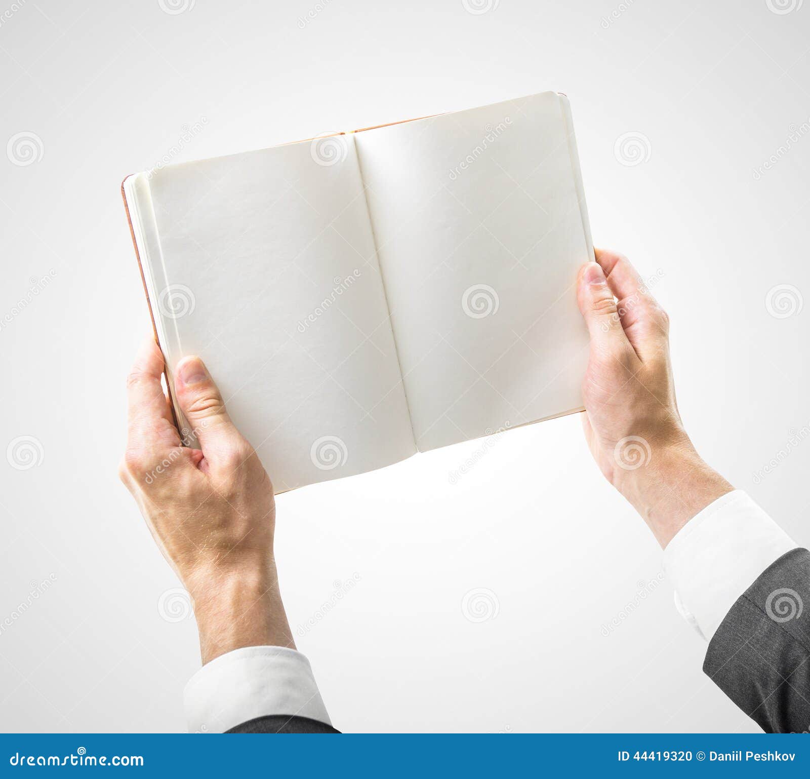 Держать открытую книгу. Человек держит книгу в руках. Книга в руках. Открытая книга в руках. Книжка открытая в руках.
