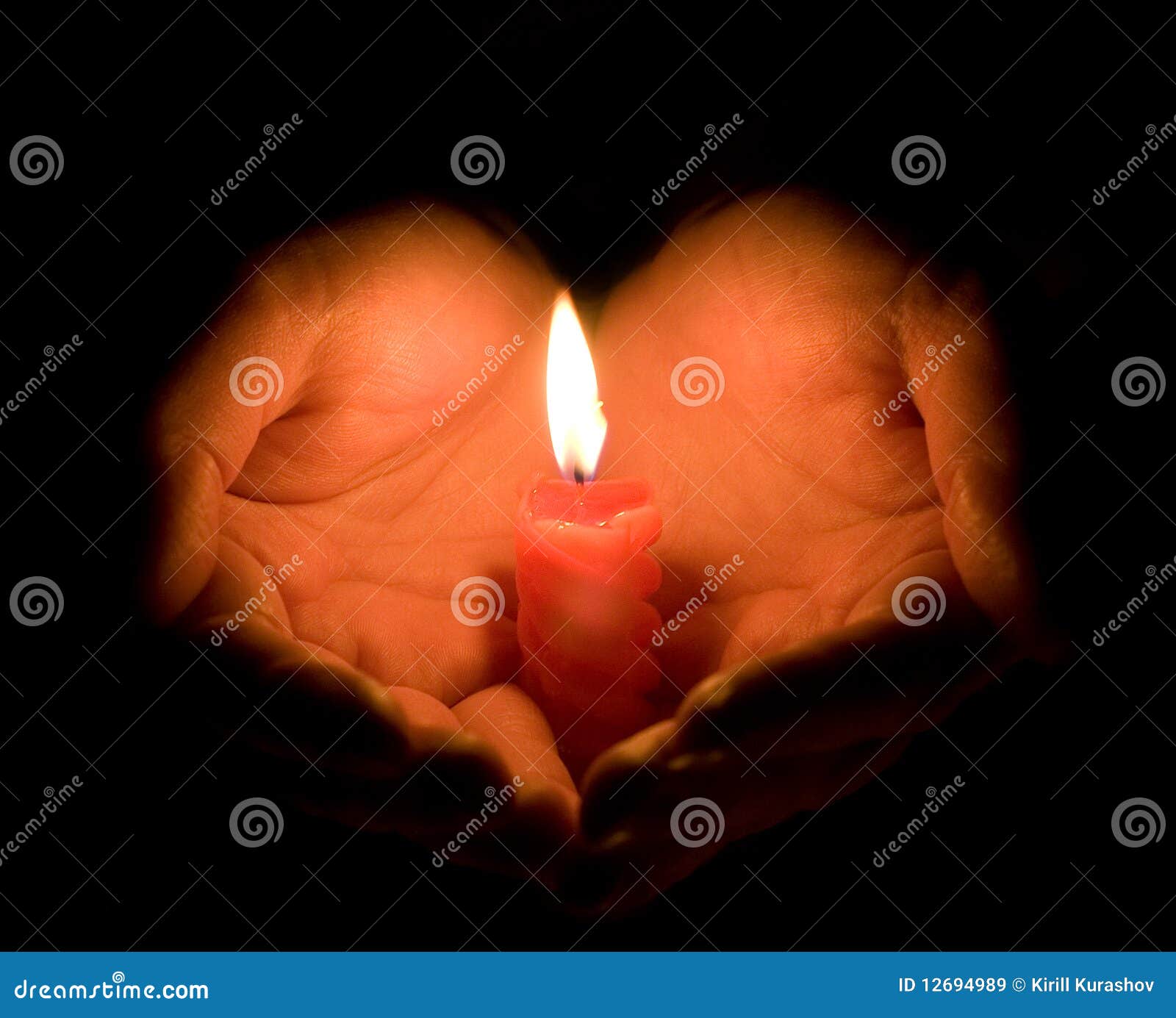 Handen En Een Brandende Kaars Stock Afbeelding - Image Of Kaarslicht,  Spiritualiteit: 12694989