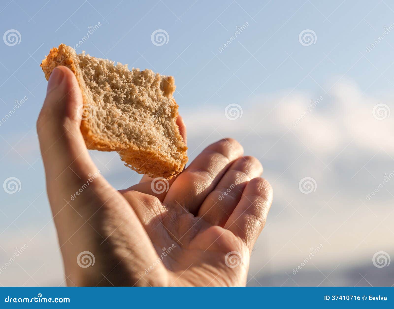 Handgriff Eine Scheibe Brot. Stockfoto - Bild von orange