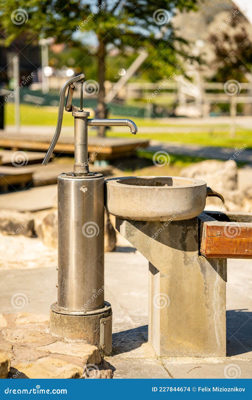 Handpumpe Brunnen stockfoto. Bild von mechanisch, umgearbeitet