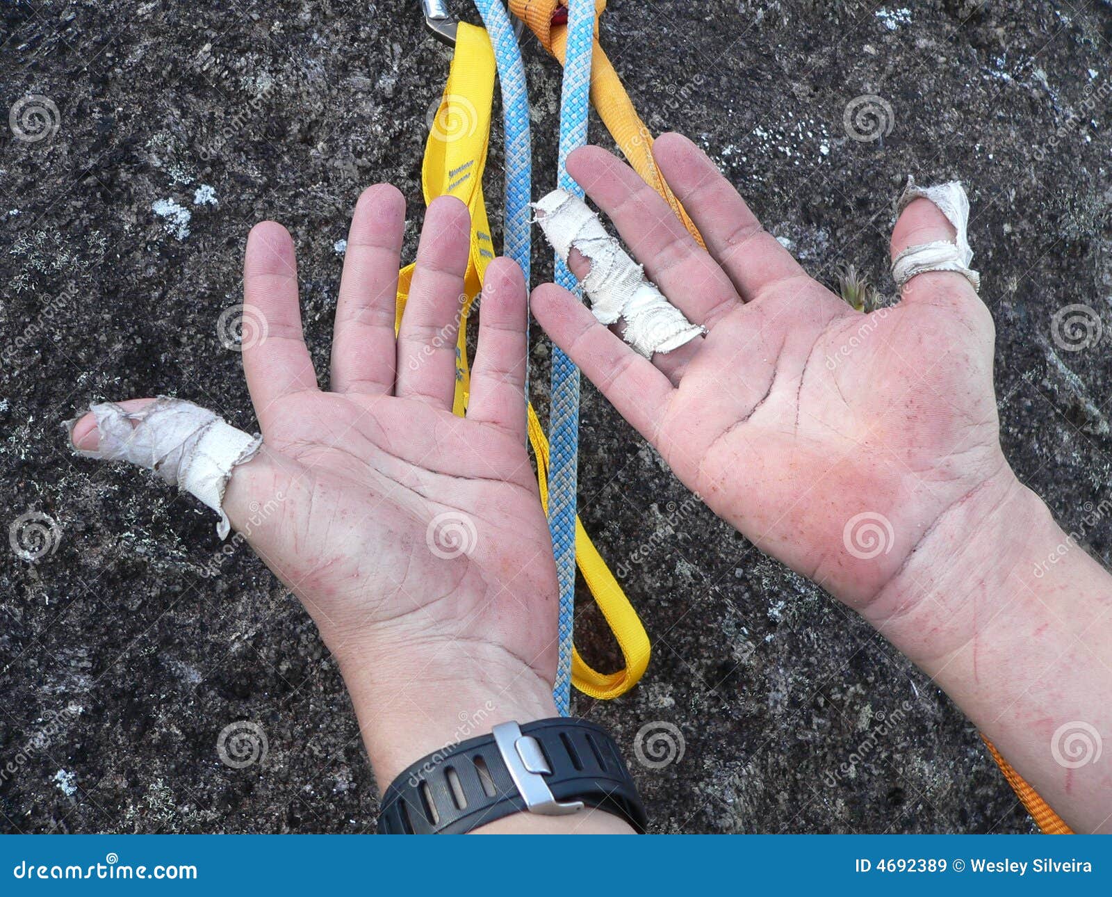 Hands of climber stock image. Image of strings, escalador 4692389
