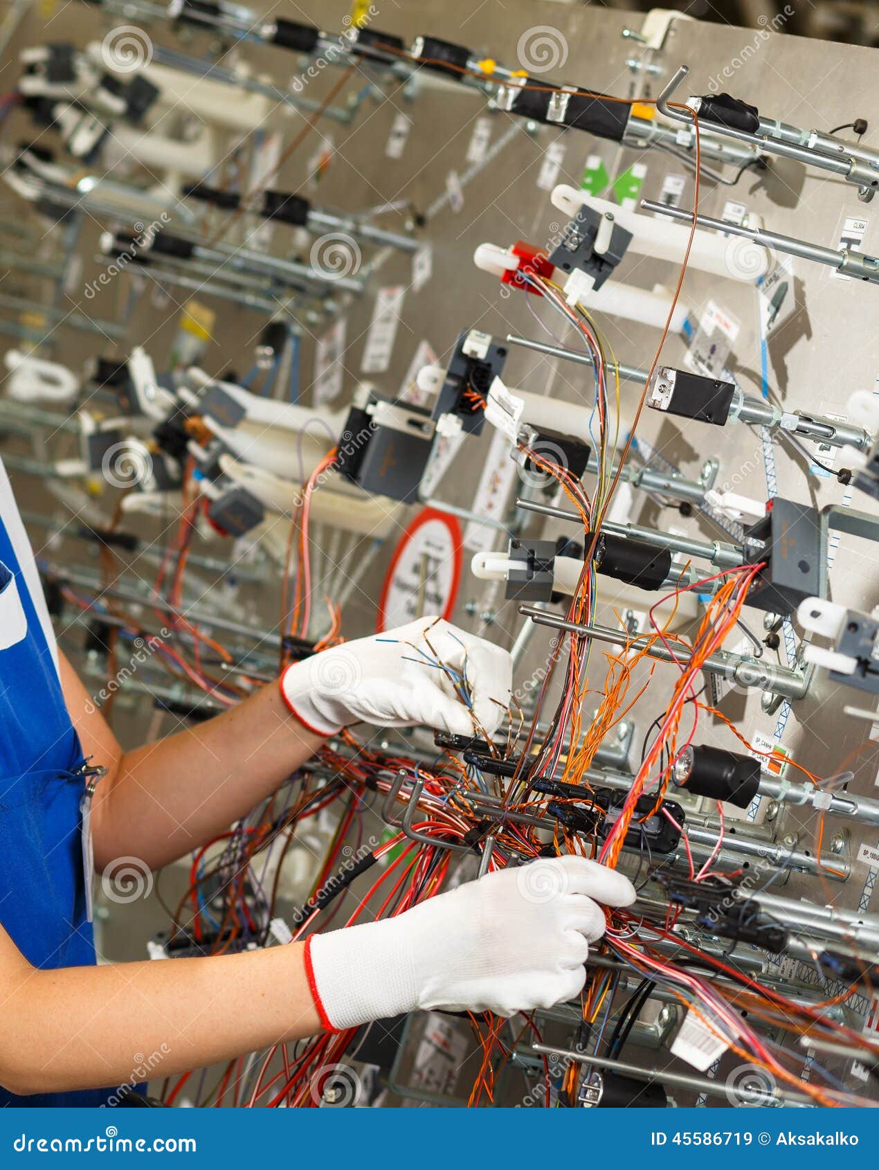 231 Employee Installation Technical Photos Free & RoyaltyFree Stock