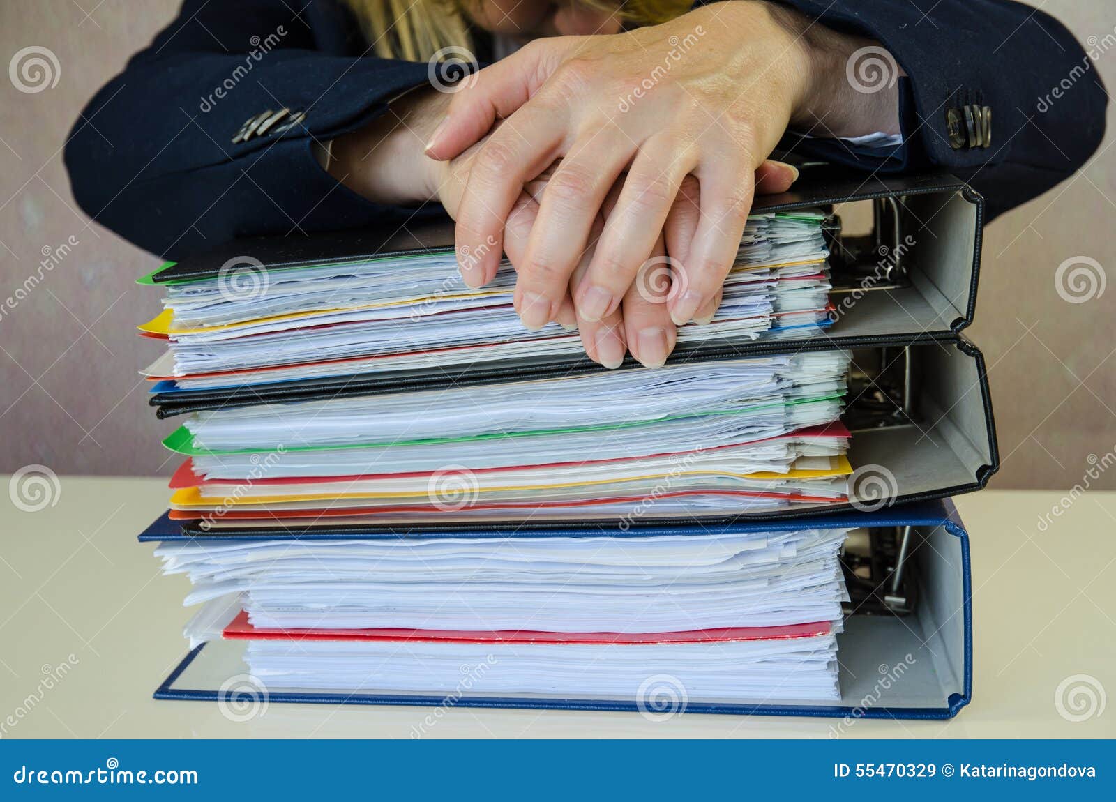 Много папок сразу. Много папок в руках. Кучей папок в руках. Несет много папок с документами. Папка для бумаг в руках картинка.