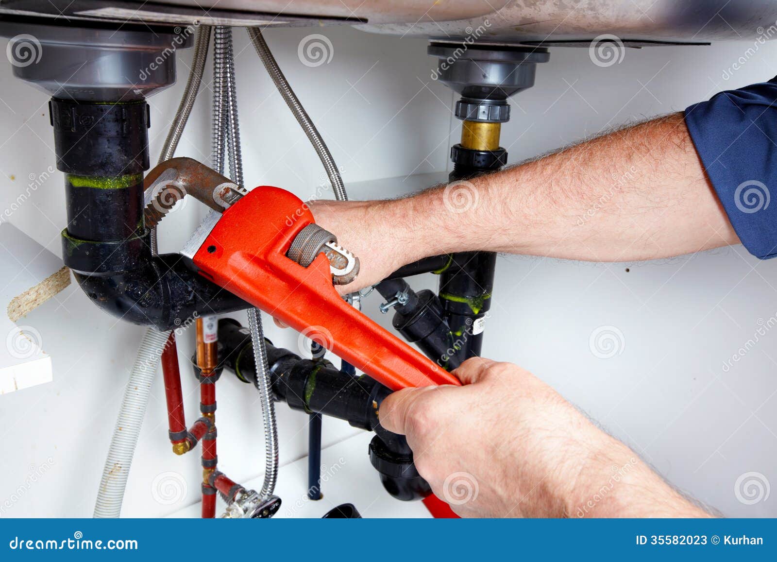 hands-plumber-wrench-35582023.jpg