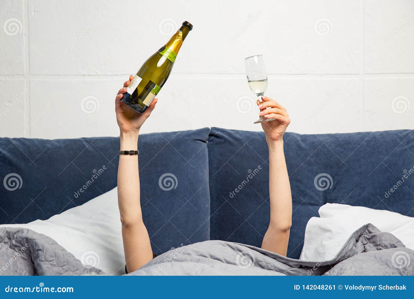Бокал вина утром. Шампанское в кровати. Девушка с шампанским. Девушка с бутылкой шампанского. Женщина в постели с шампанским.