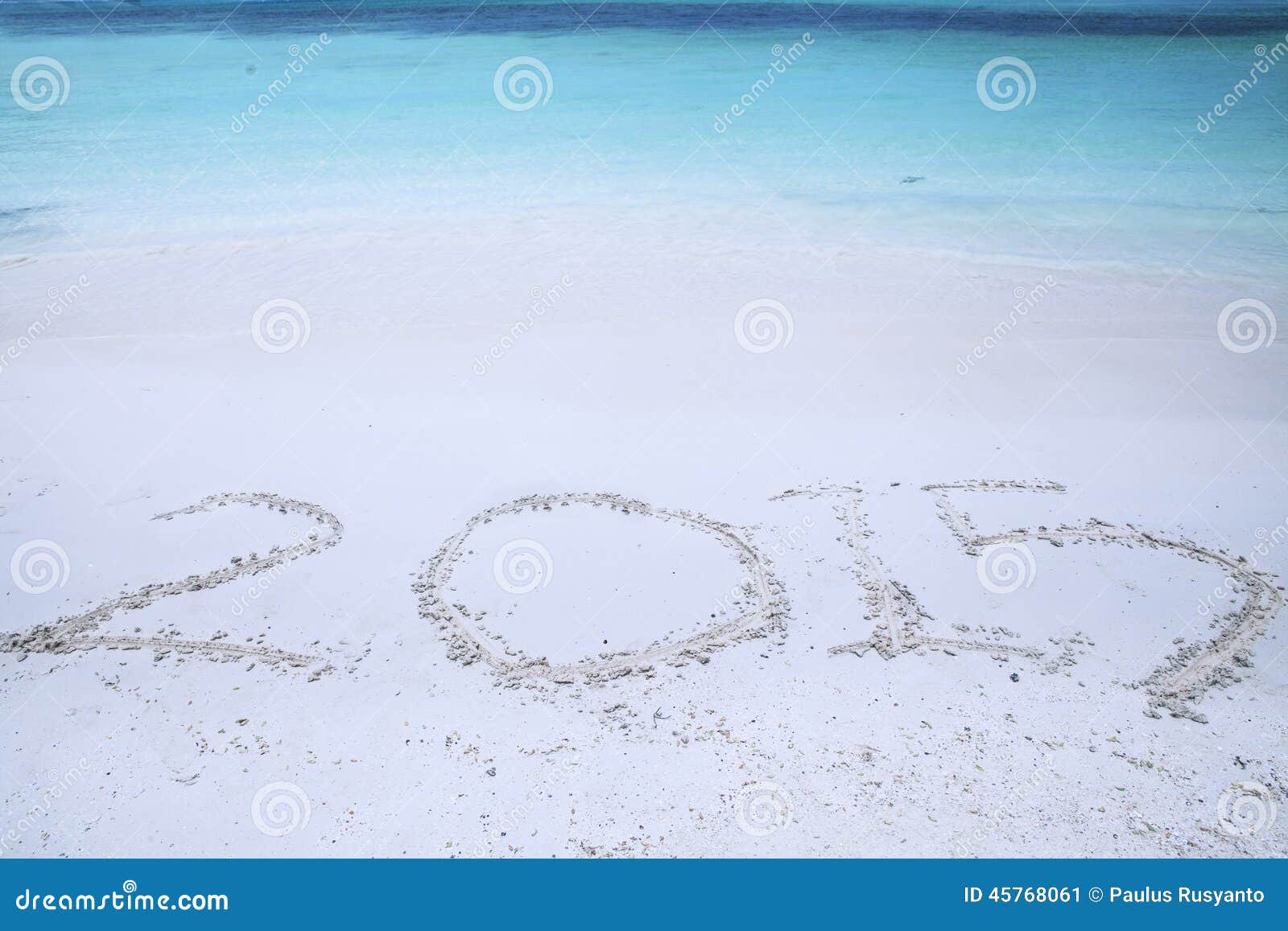 Neues Jahr 2015 ist kommendes Konzept Handschrift von Nr. 2015 auf Sand am tropischen Strand