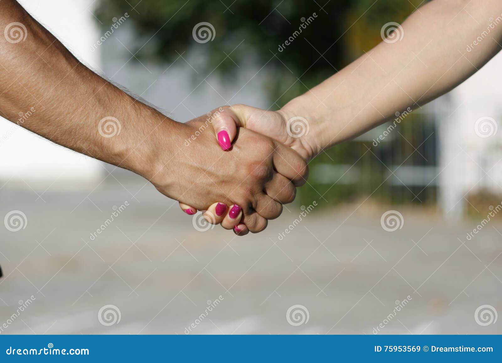 Друзья детства улыбнувшись пожали друг. Пожатие рук мужчины и женщины. Пожатие рук девушки и парня. Девушки пожимают руки. Дружеское рукопожатие мужчины и женщины.