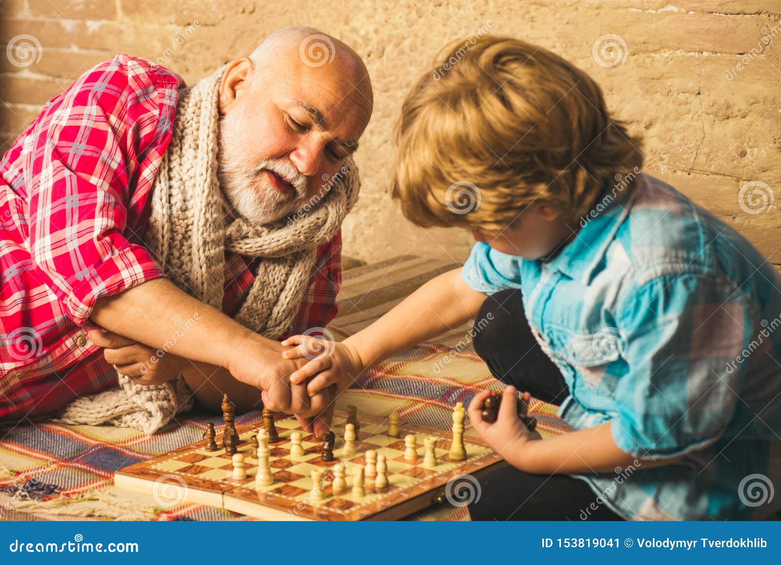 Дед с внуком играют в шашки. Игра в шахматы с дедушкой. Дедушка и внук играют в шахматы. Дед внук шахматы. Дедушка играет с внуком.