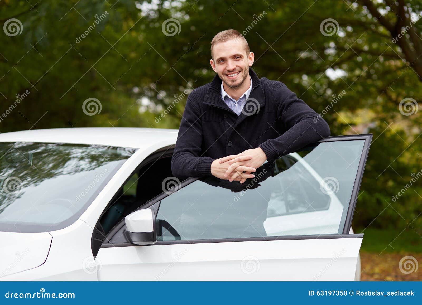 Premium Photo  Eine mannerhand kehrt mit einem besen den schnee vom weien  auto