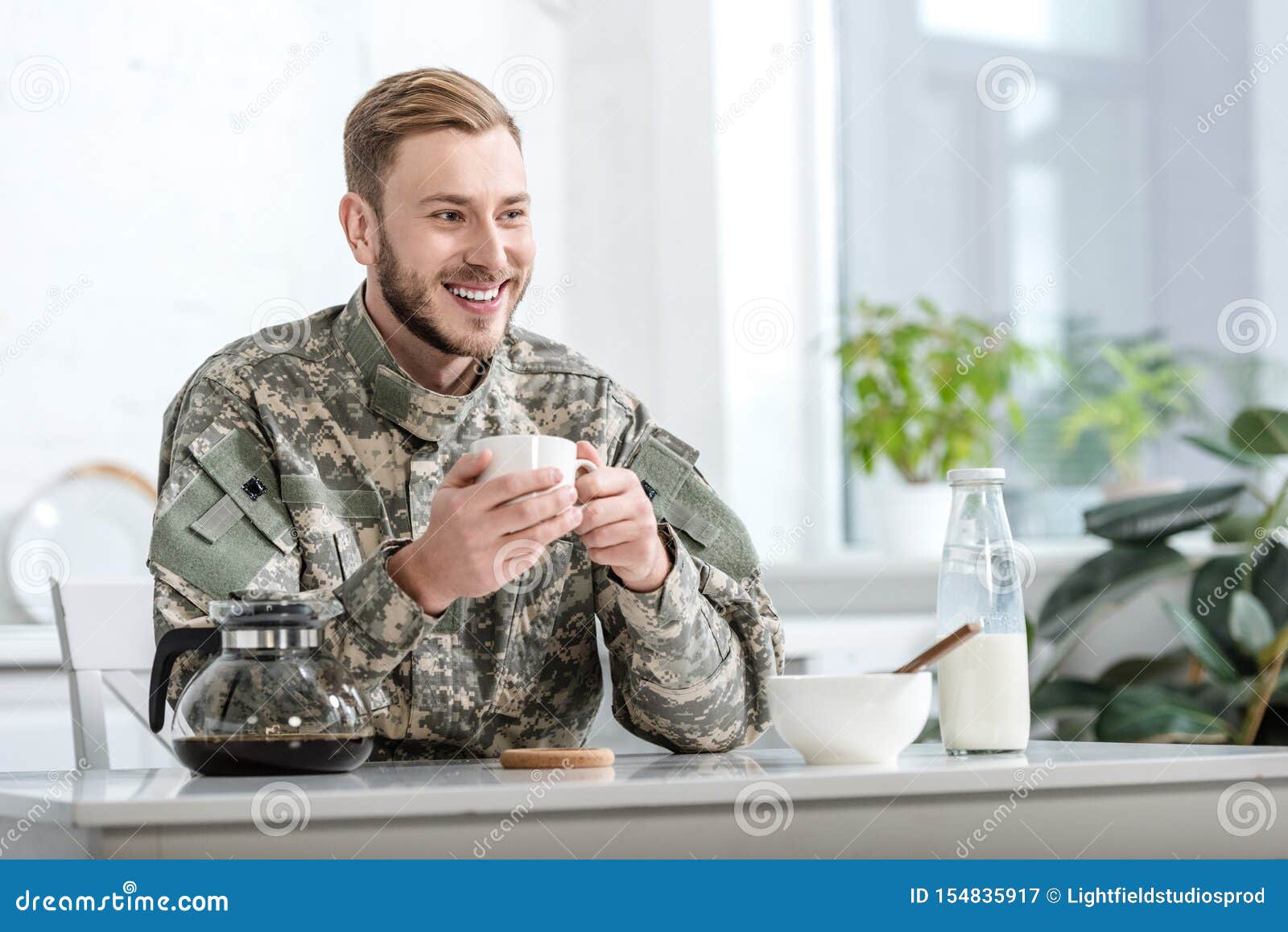 Армейской кофе. Военный с кофе. Военный пьет кофе. Кофе для солдата. Солдат пьет кофе.