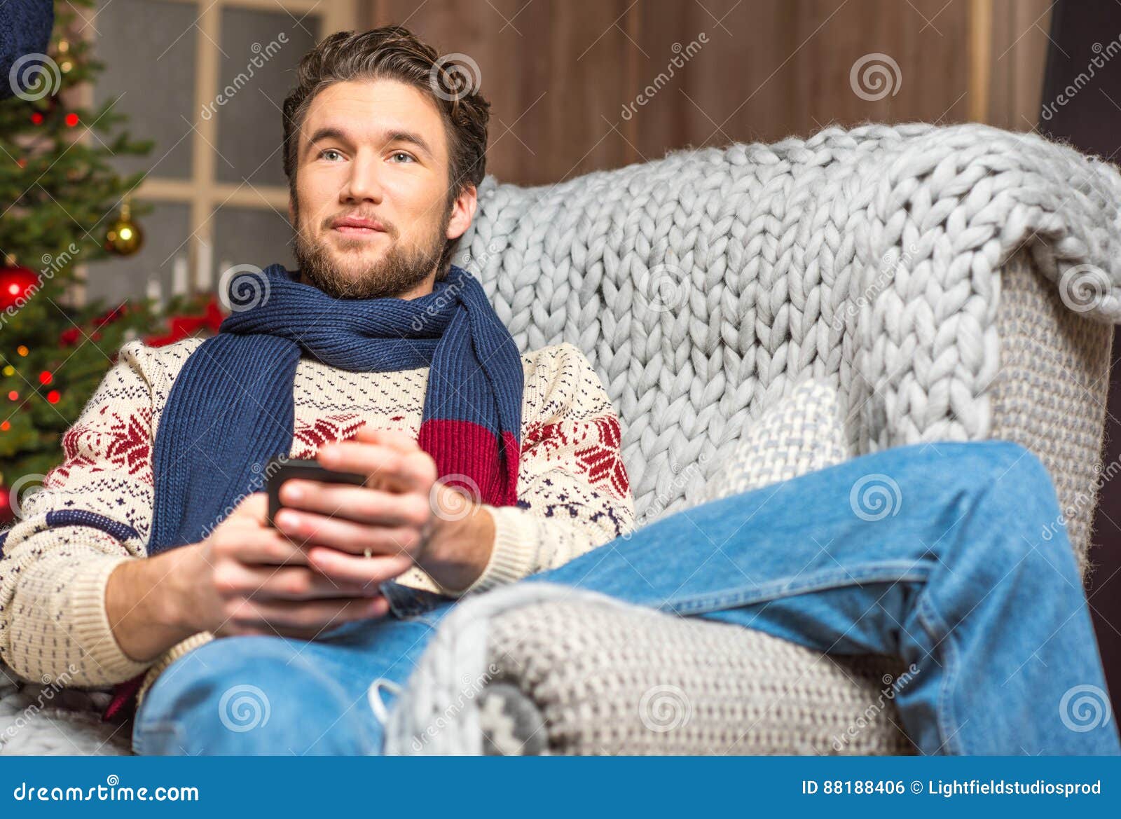 Кто эти люди в синих свитерах. Человек в свитере. Парень в свитере. Красивый чел в свитере. Люди в свитерах новый год.