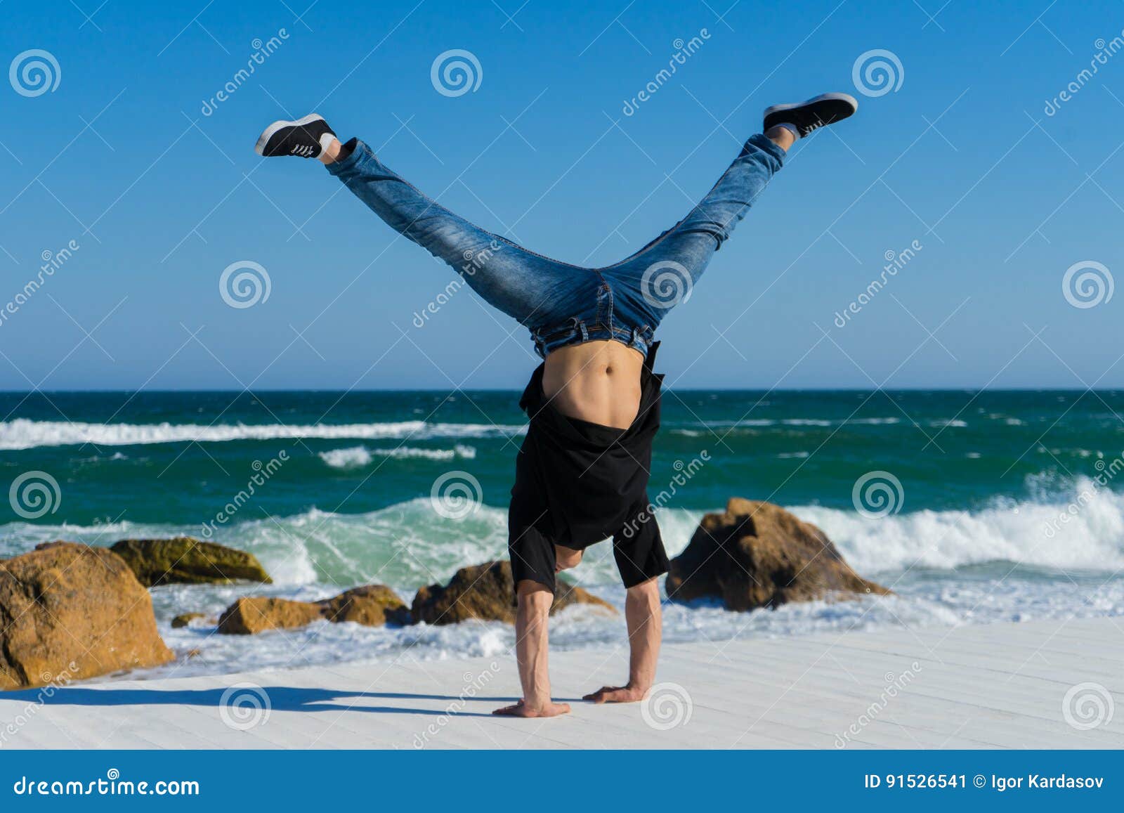 Handstand На Пляже Стоковое Изображение. Изображение Насчитывающей.