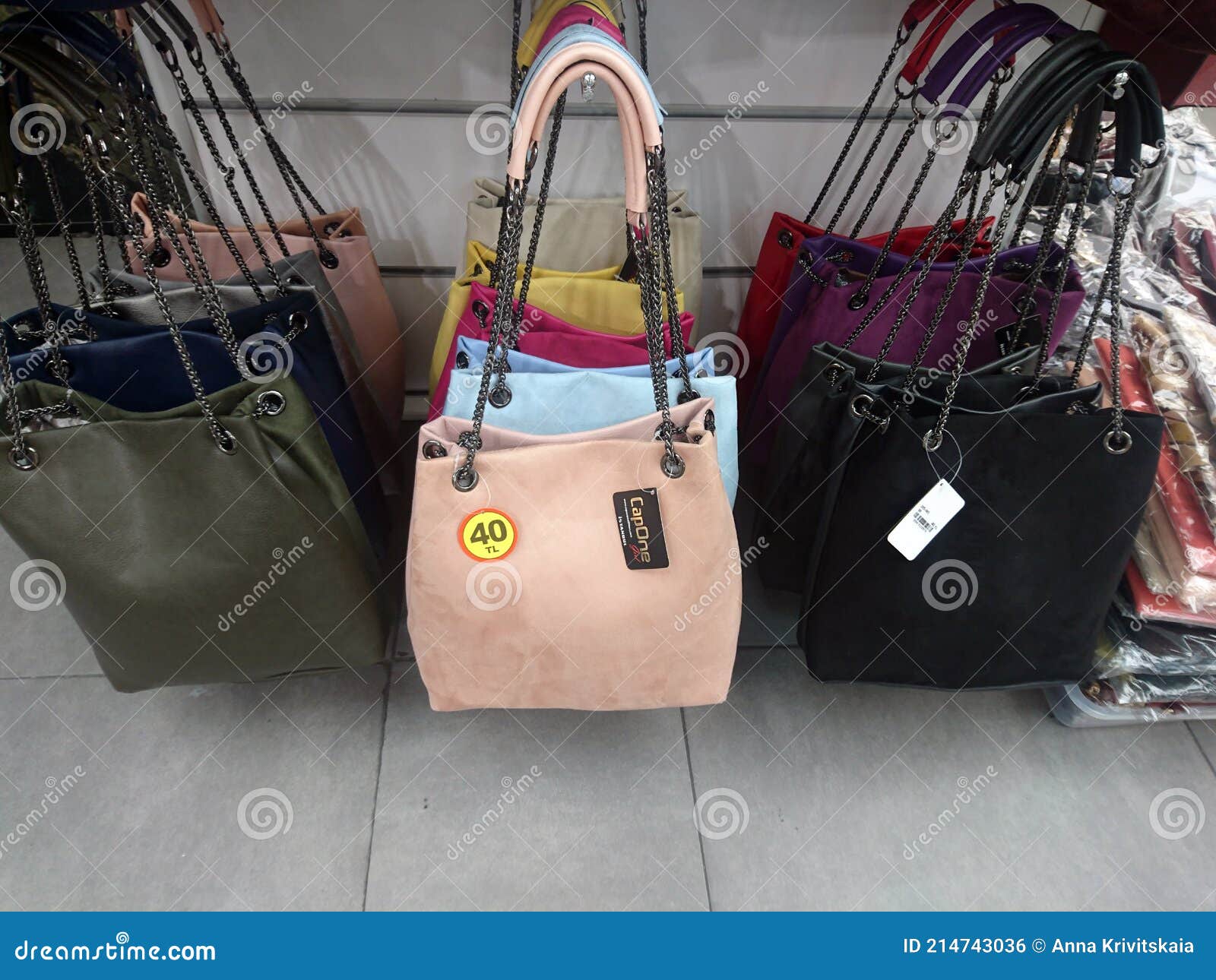halen Nauwgezet progressief Handtassen Voor Vrouwen, Te Koop in Een Drogestofwinkel Redactionele Foto -  Image of toevallig, wandelgalerij: 214743036