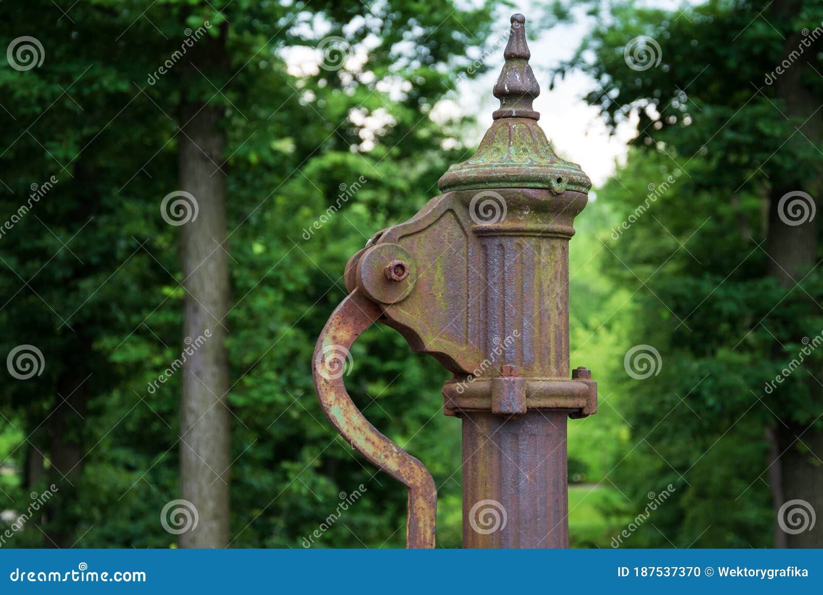 Handwasserpumpe. Alte Manuelle Pumpe Gut Im Park. Foto Des Alten Stils  Wohlen Objekts. Alter Antiker Metallmechanismus Stockfoto - Bild von  geschöpf, erneuern: 187537370