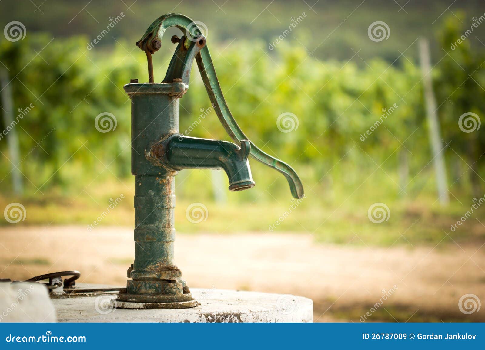 Handwasserpumpe - Retro- Pumpe Stockbild - Bild von stein, schön: 26787009