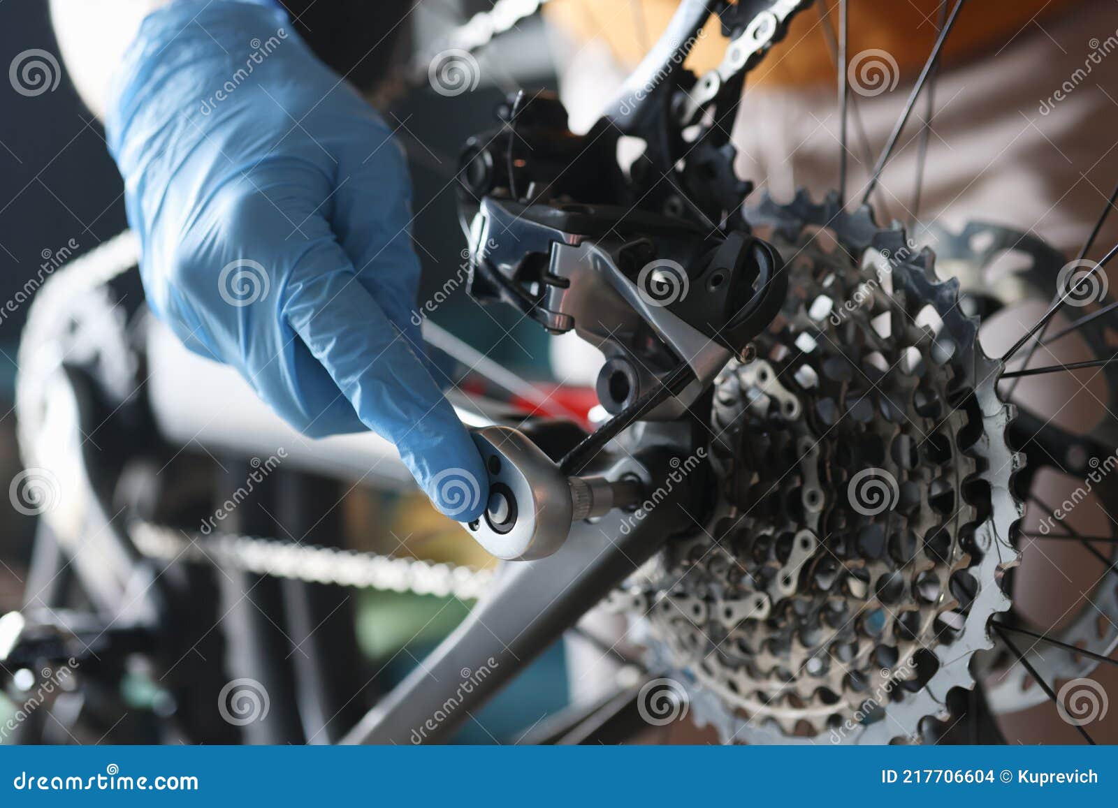 Handyman En Guantes De Goma Reparando Bicicleta En Taller Closeup Foto de  archivo - Imagen de guante, ciclo: 217706604