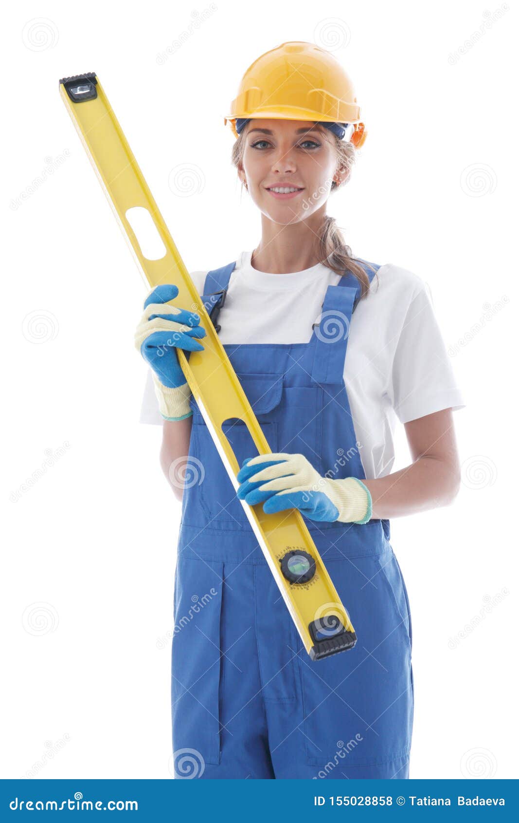 Handywoman con el nivel constructivo. Handywoman hermoso joven con el nivel del edificio aislado en blanco