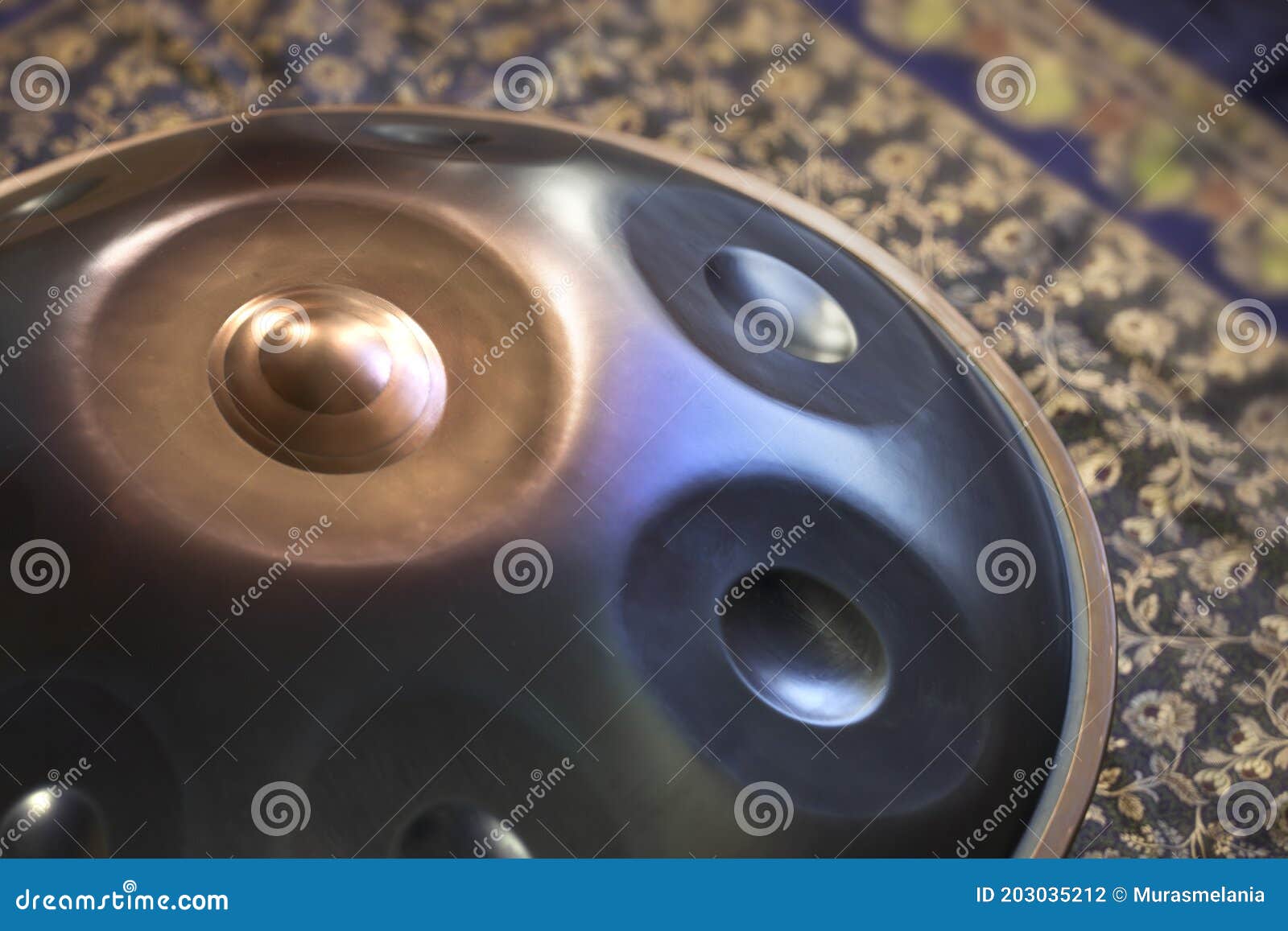 https://thumbs.dreamstime.com/z/hang-drum-hand-pan-music-instrument-made-metal-percussion-ethnic-drum-instrument-close-up-hang-drum-hang-handpad-drum-203035212.jpg
