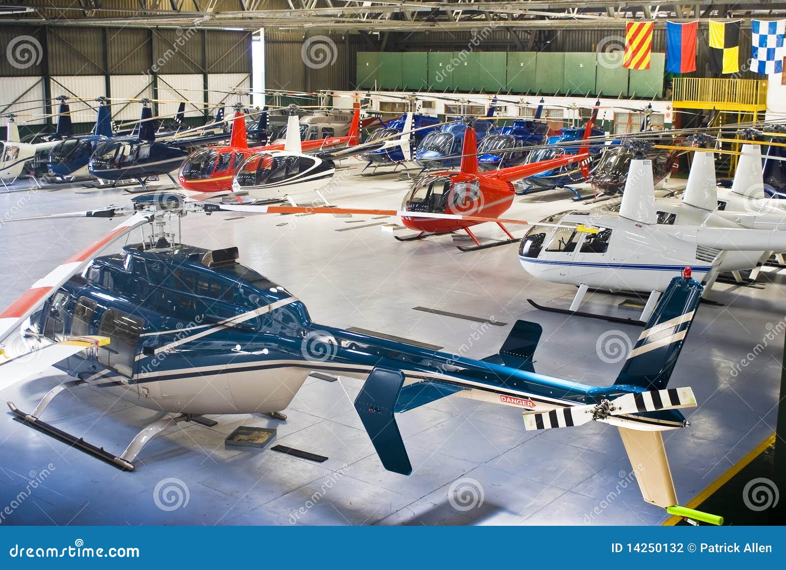 Hangar Del Helicóptero, Lleno De Robinson R44 Foto de archivo - de interruptor, 14250132