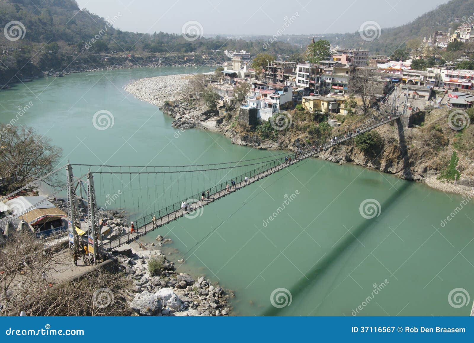 Hangbrug op Ganges, rishikesh. De hangbrug van Lukshmanjhoola op de rivier ganga/Ganges in de Hindoese heilige stad van Rishikesh India