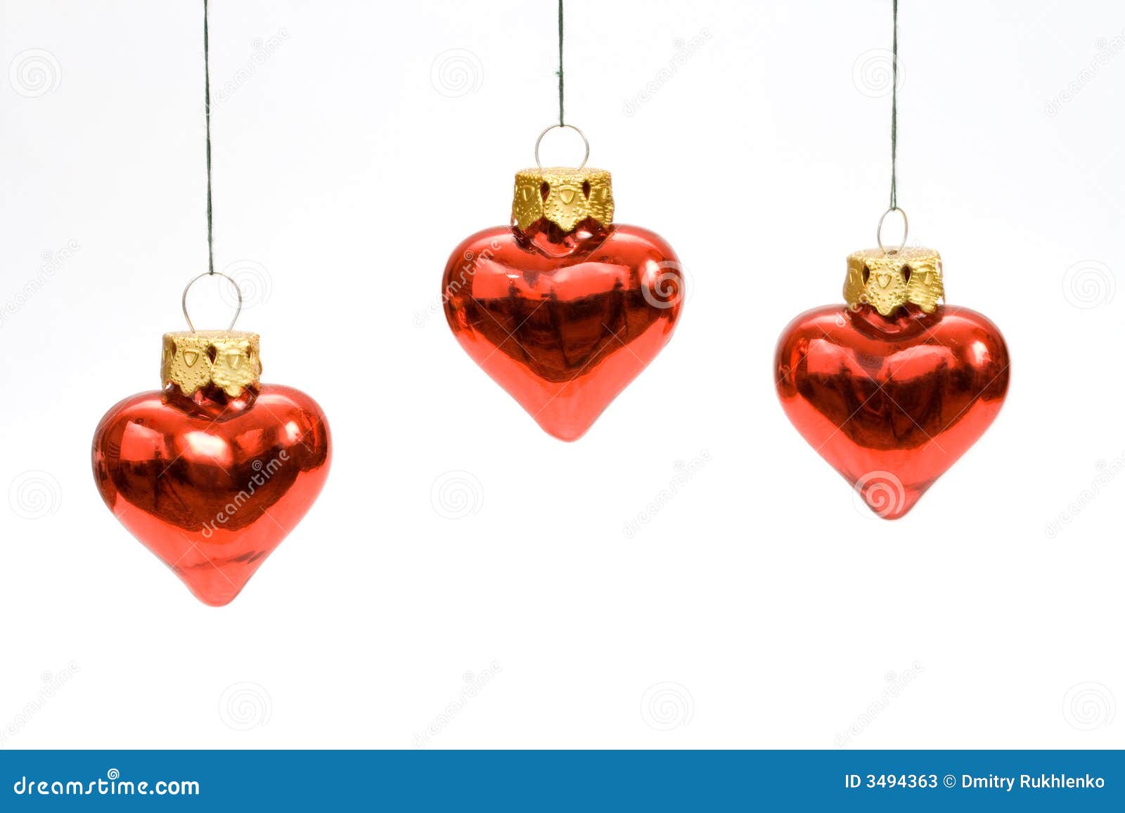 Hangend rood gevormd hart drie. Drie hangende rode hart gevormde snuisterijen van Kerstmis die op wit worden geïsoleerde