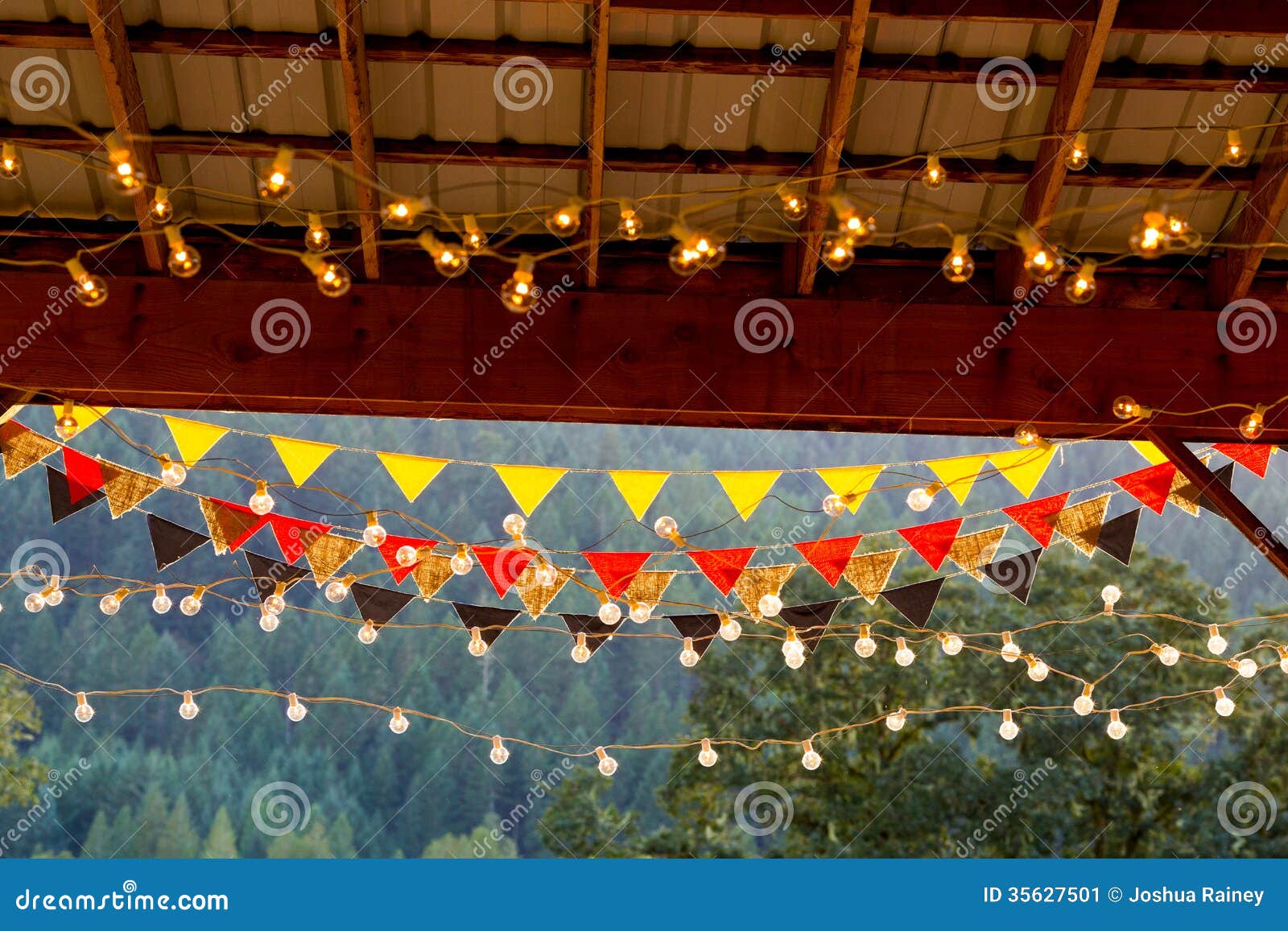 https://thumbs.dreamstime.com/z/hanging-strands-lights-wedding-reception-hung-to-create-night-illuminated-dance-floor-outdoor-event-35627501.jpg