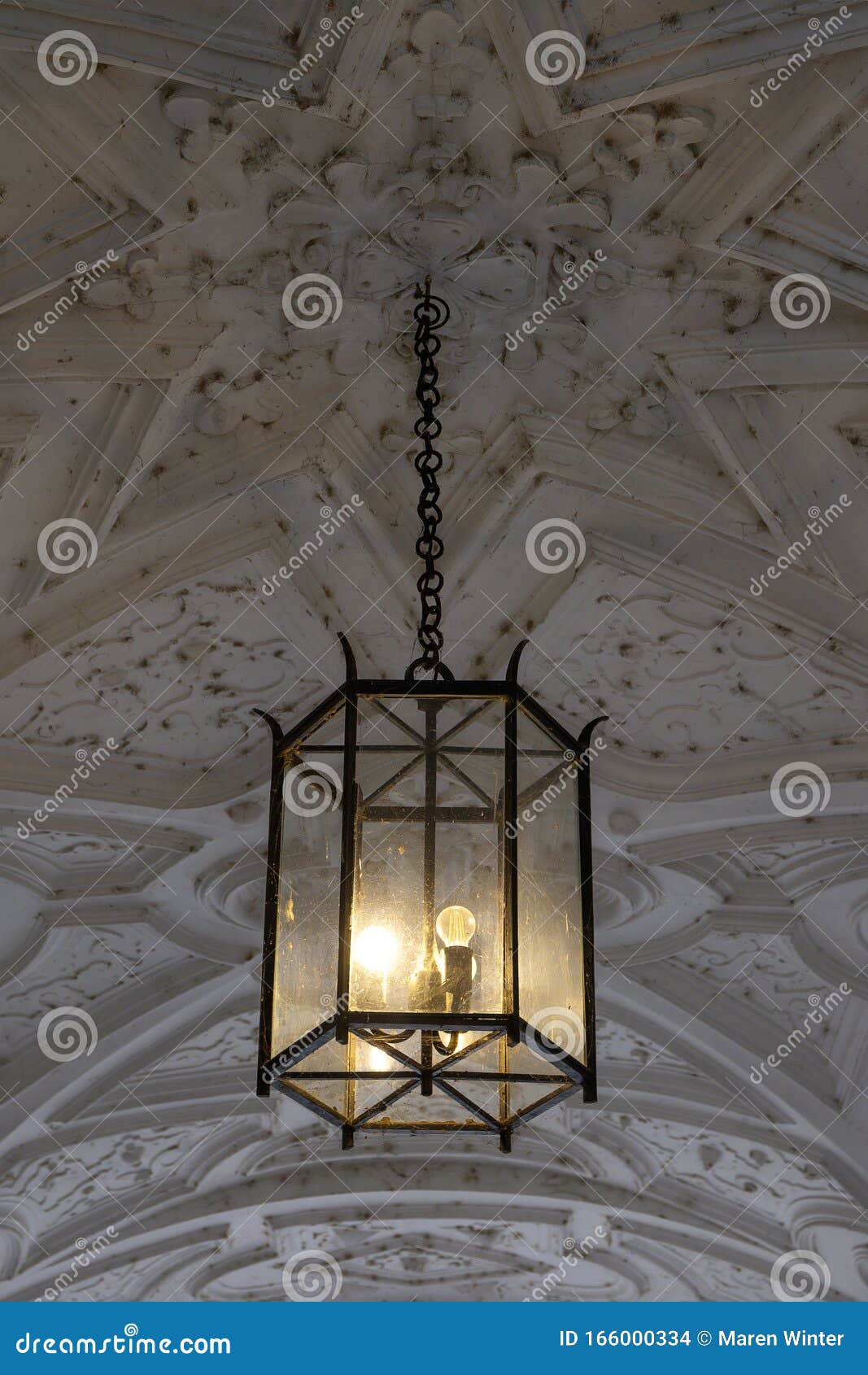 Hanglamp Gietijzer En Glas in Het Plafond Aan De Ingang Van De Schloss Johannisburg in Aschaffenburg Stock Foto - Image of renaissance, zwart: 166000334