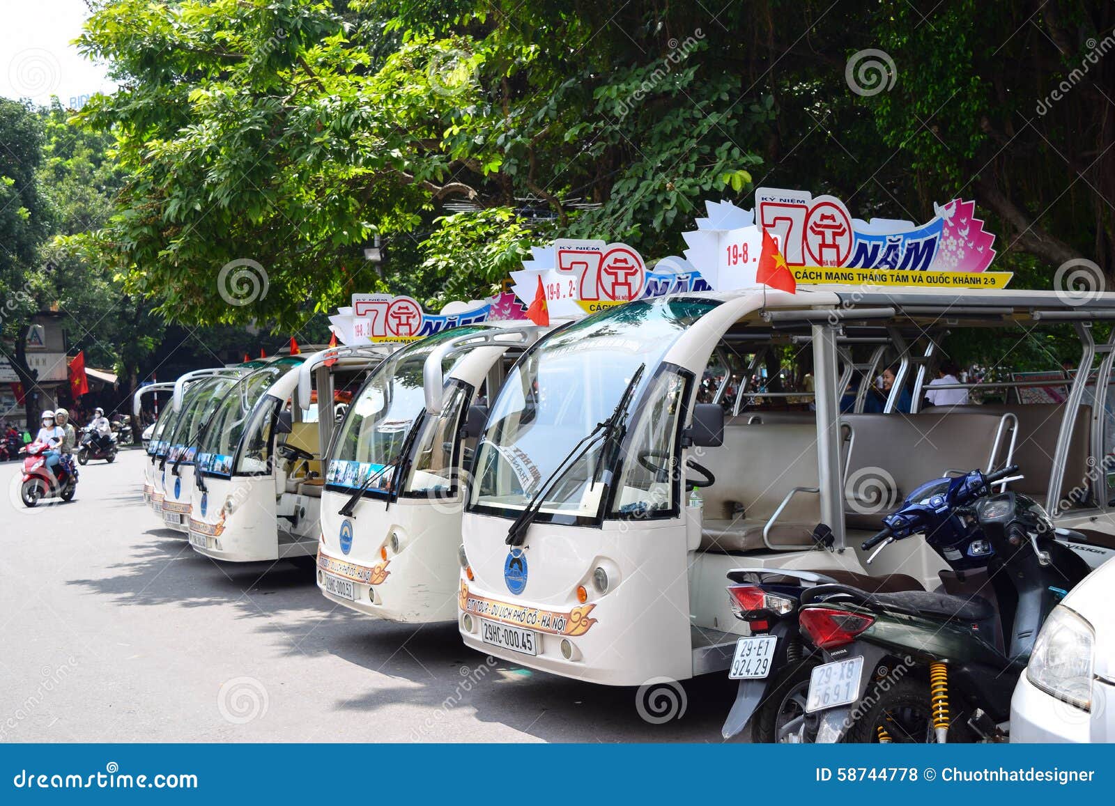 Hanoi, Vietnam, el 1 de septiembre de 2015: Vida en la tranvía de Vietnam al lado del lago sword en Hanoi, Vietnam La tranvía es el transporte del vehículo del farvourite del turista en Vietnam