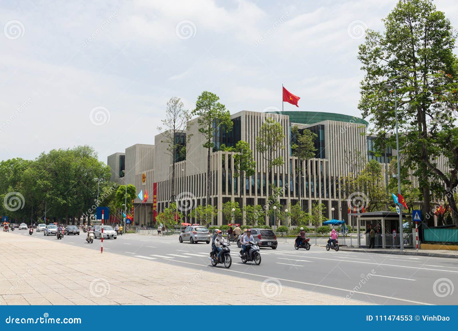 Hanoi, Vietnam - Mei 24, 2015: De mening van de panoramastraat van de nieuwe Nationale assembleebouw, was een openbaar groot die gebouw, op Bedelaars Dinh Square over Ho Chi Minh Mausoleum wordt gevestigd Ingehuldigd in eind 2014