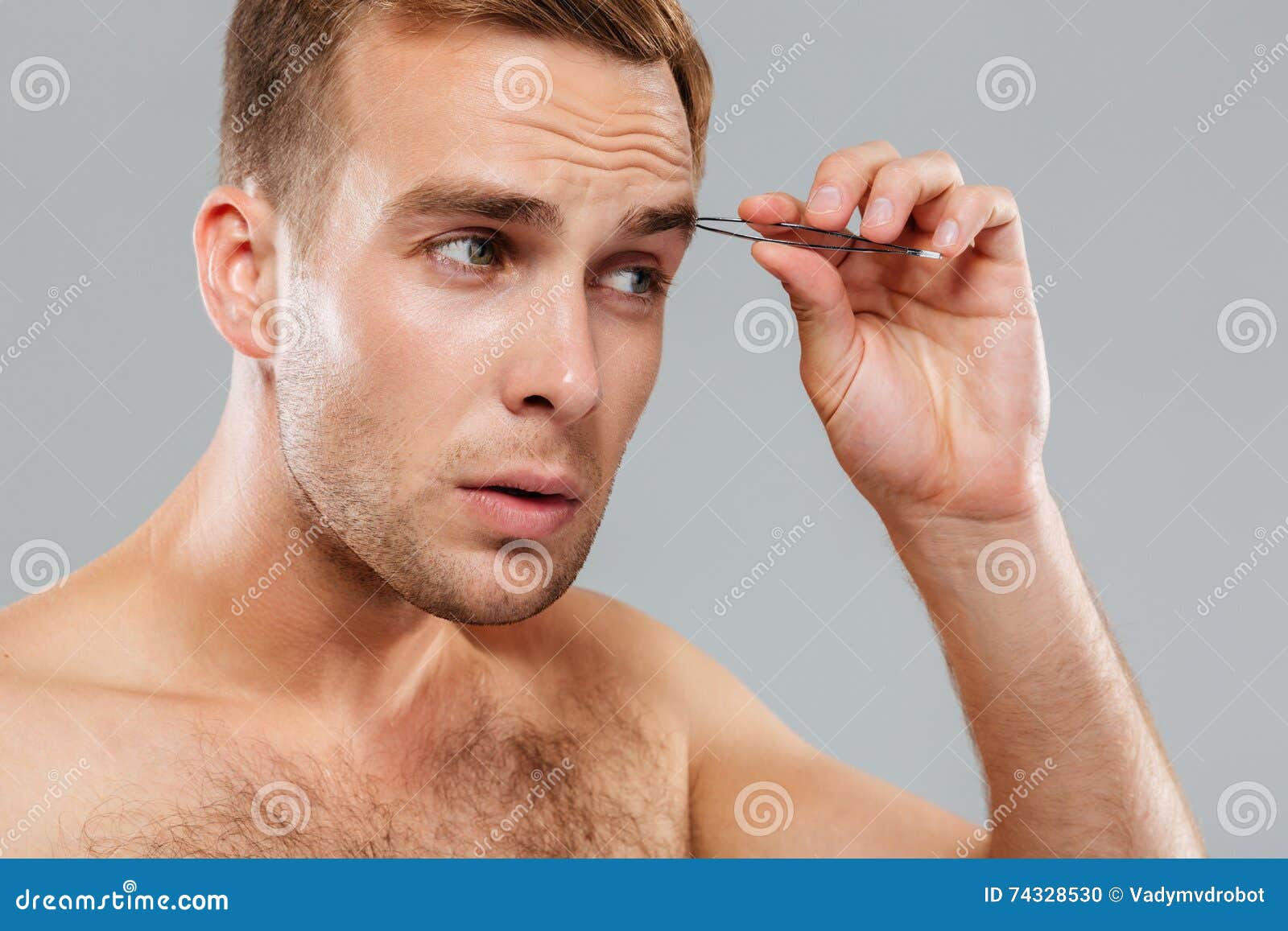 Фото снимаем парней. Мужик выдирает волосы. Выщипать бороду пинцетом мужчине. Фото с пинцетом мужчина.