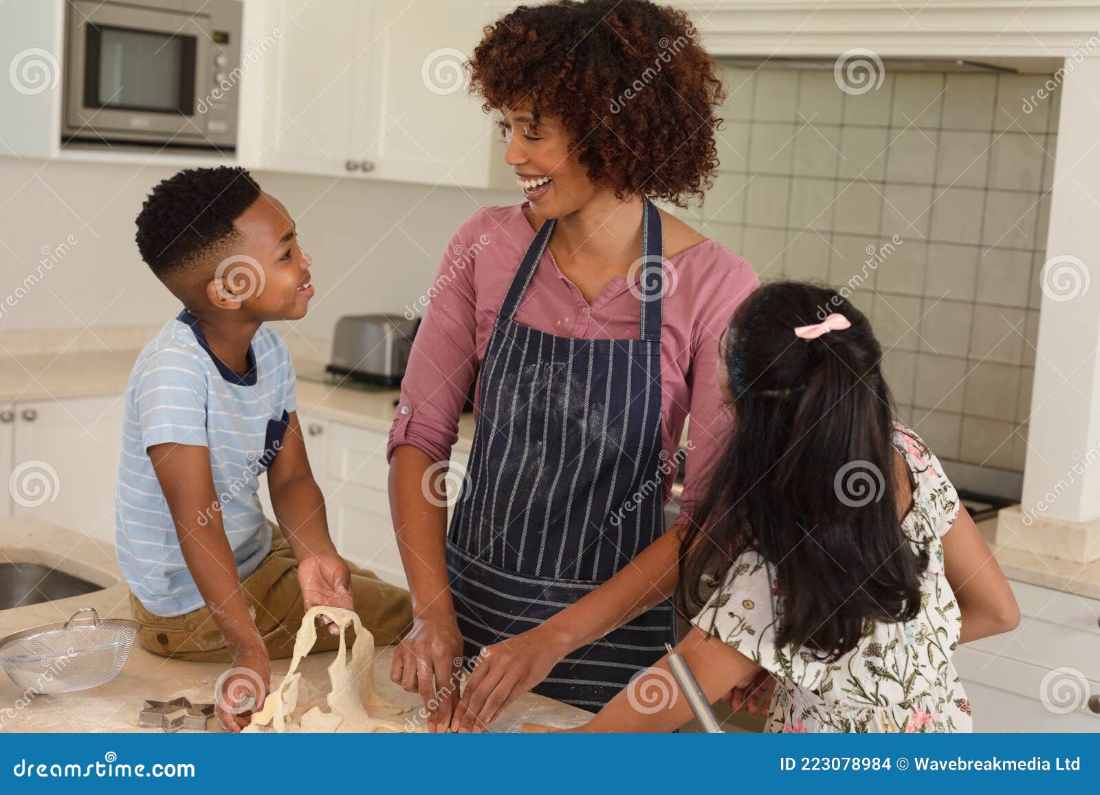 https://thumbs.dreamstime.com/z/happy-african-american-mother-son-daughter-baking-kitchen-cutting-cookies-family-enjoying-quality-free-time-together-223078984.jpg