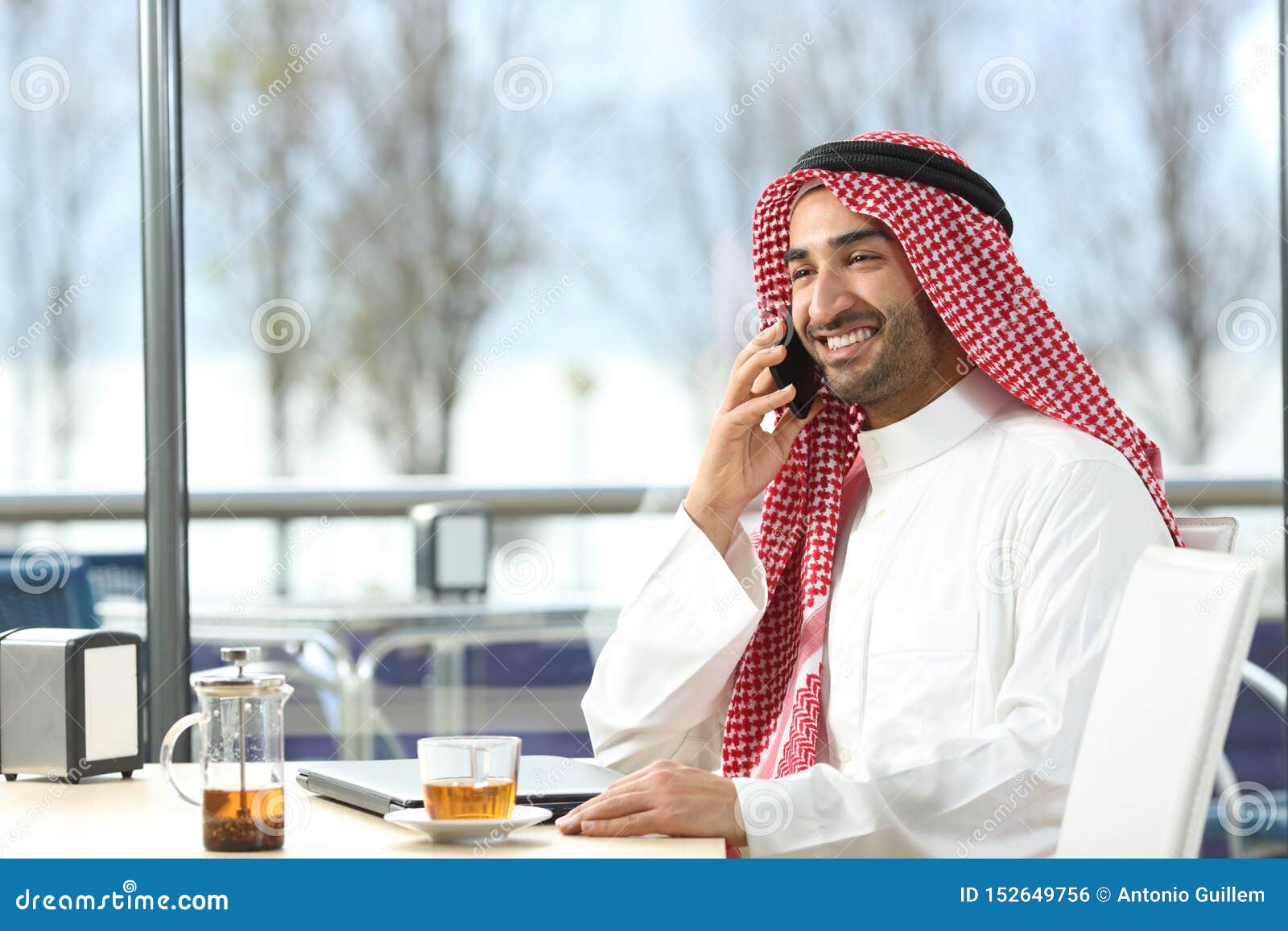 Телефон арабов. Арабы разговаривают. Араб с телефоном. Араб говорит по телефону. Беседа арабов.