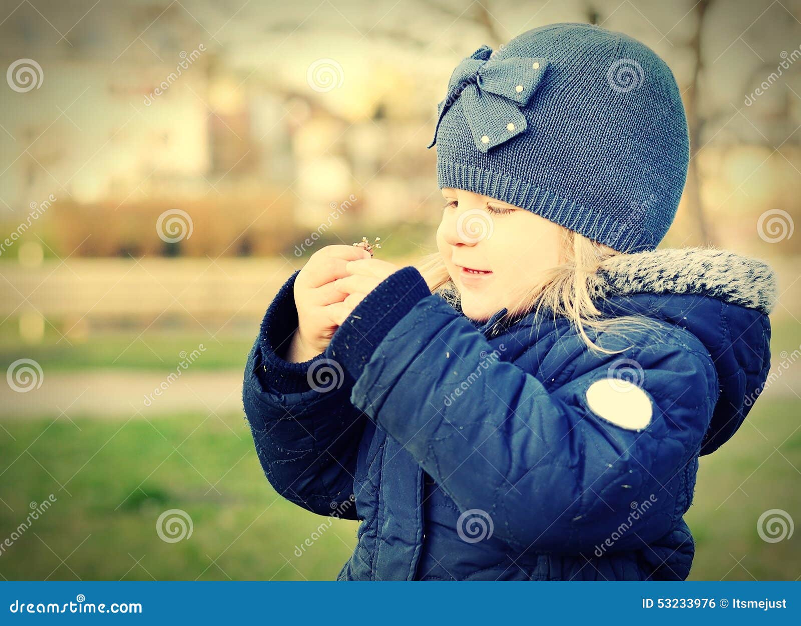 Happy Child Outdoors Scenery Stock Photo Image Of Flower Beautiful herramientas-de-la-vieja-mano-imagen-de-archivo-imagen-de-comerciante