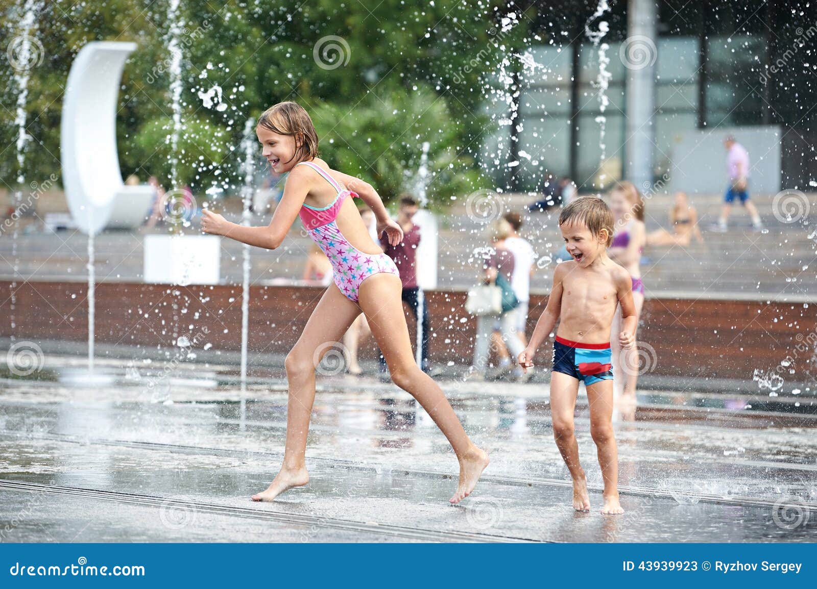 Купалась белье. Дети купаются в фонтане. Купание в фонтане. В фонтане в купальнике. Девочка купается в фонтане.