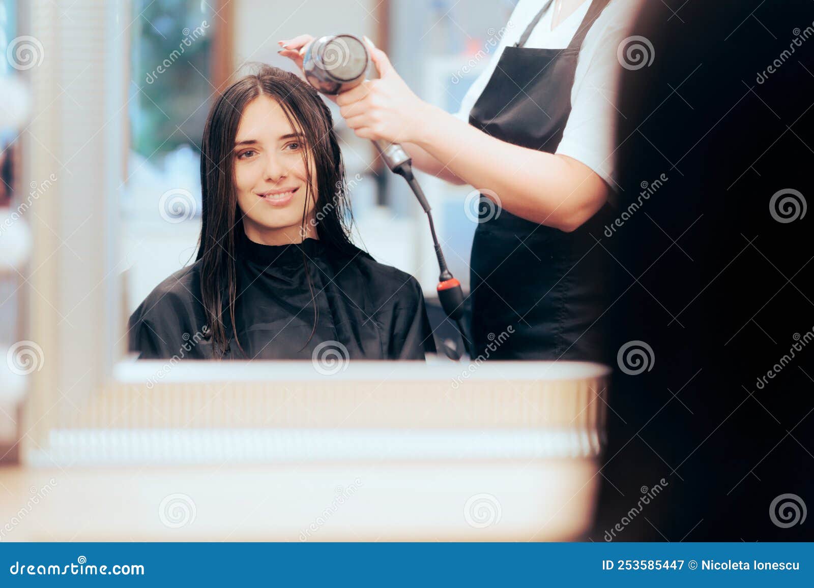 Woman with Wet Hair Ready To Get a Professional Blowout Stock Image - Image  of drying, hairstylist: 253585447