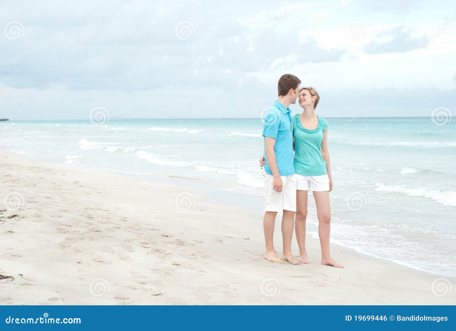 https://thumbs.dreamstime.com/z/happy-couple-beach-19699446.jpg