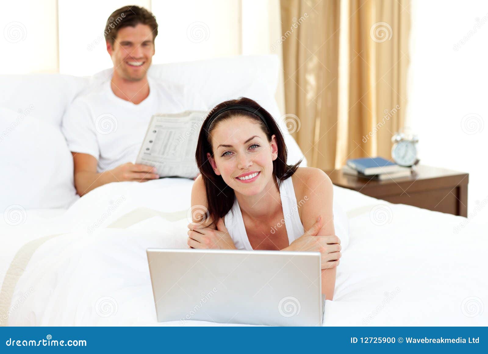 https://thumbs.dreamstime.com/z/happy-couple-having-fun-bedroom-12725900.jpg