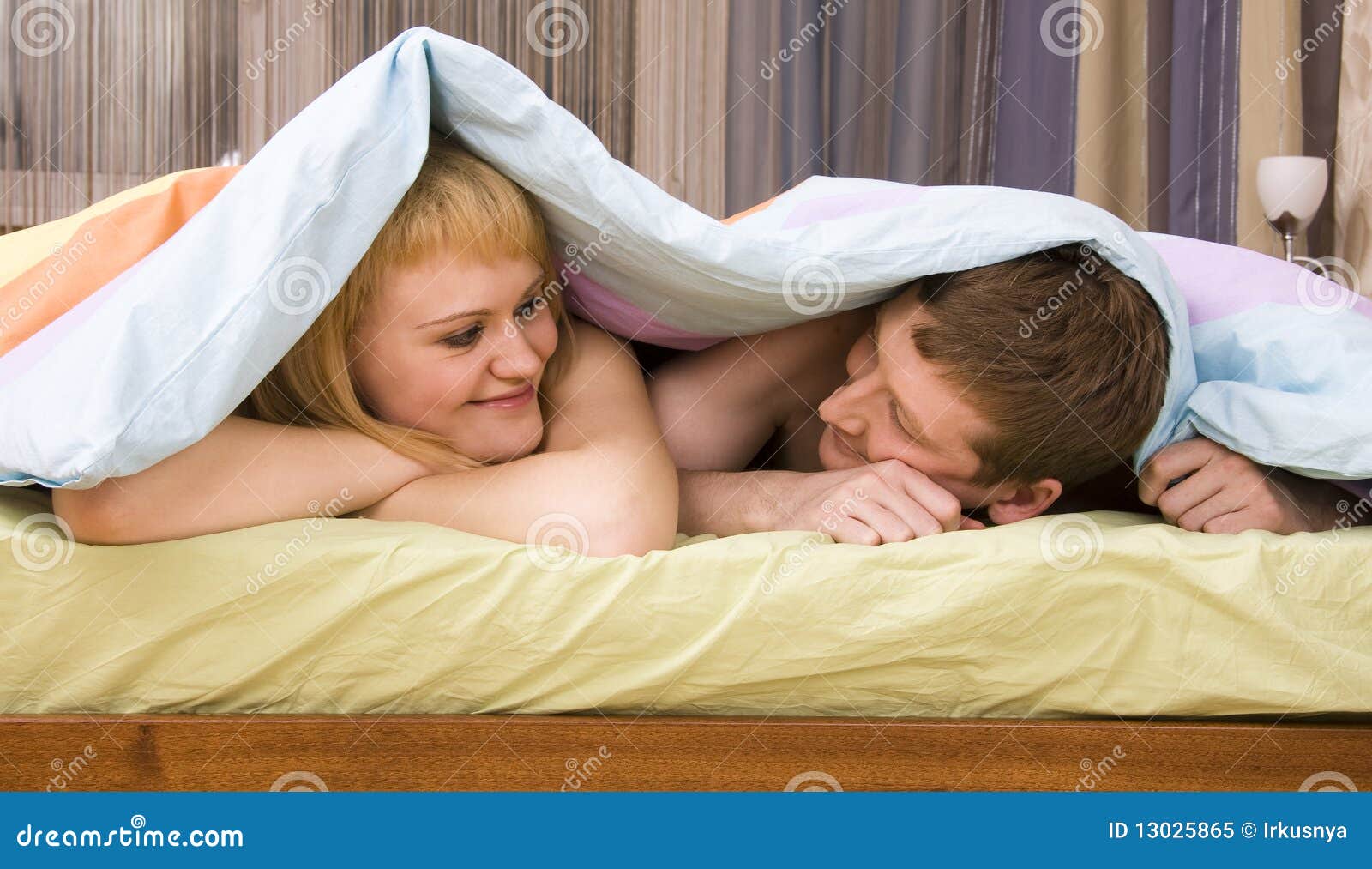 Фото под одеялом жены