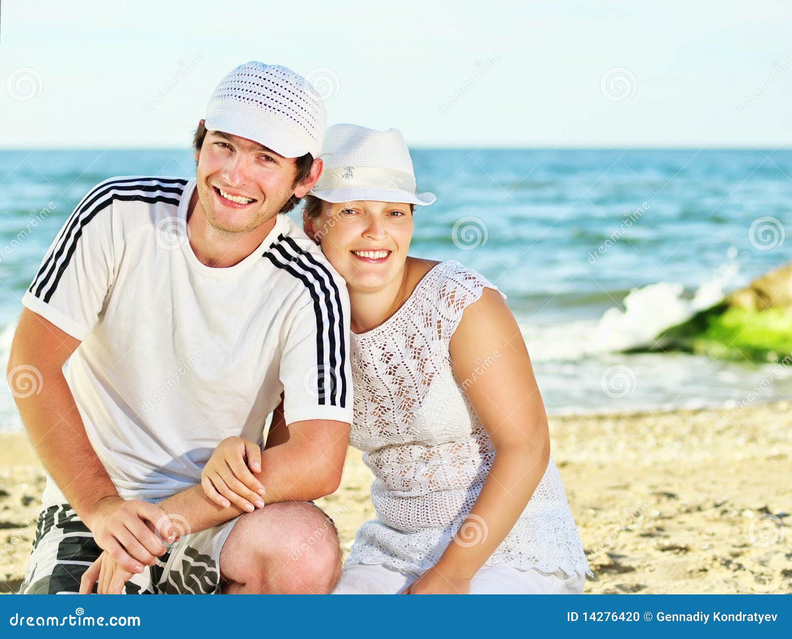 https://thumbs.dreamstime.com/z/happy-couple-sea-beach-14276420.jpg