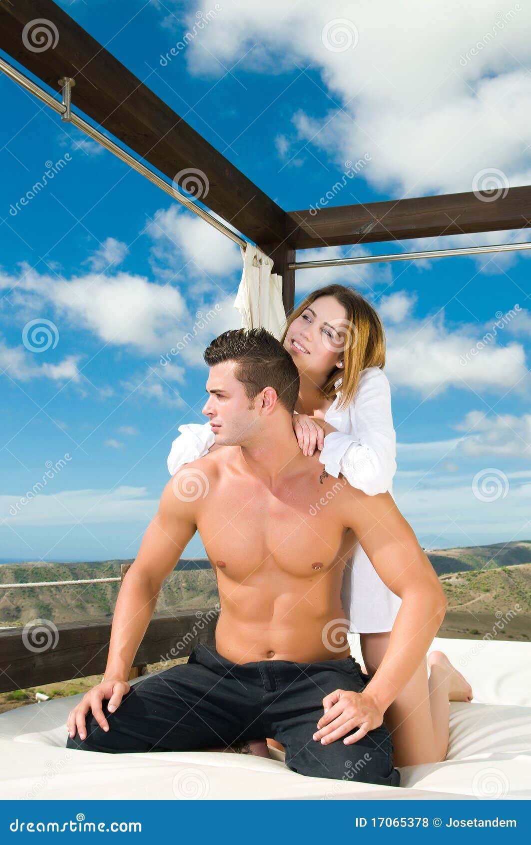 https://thumbs.dreamstime.com/z/happy-couple-summer-sun-bed-17065378.jpg