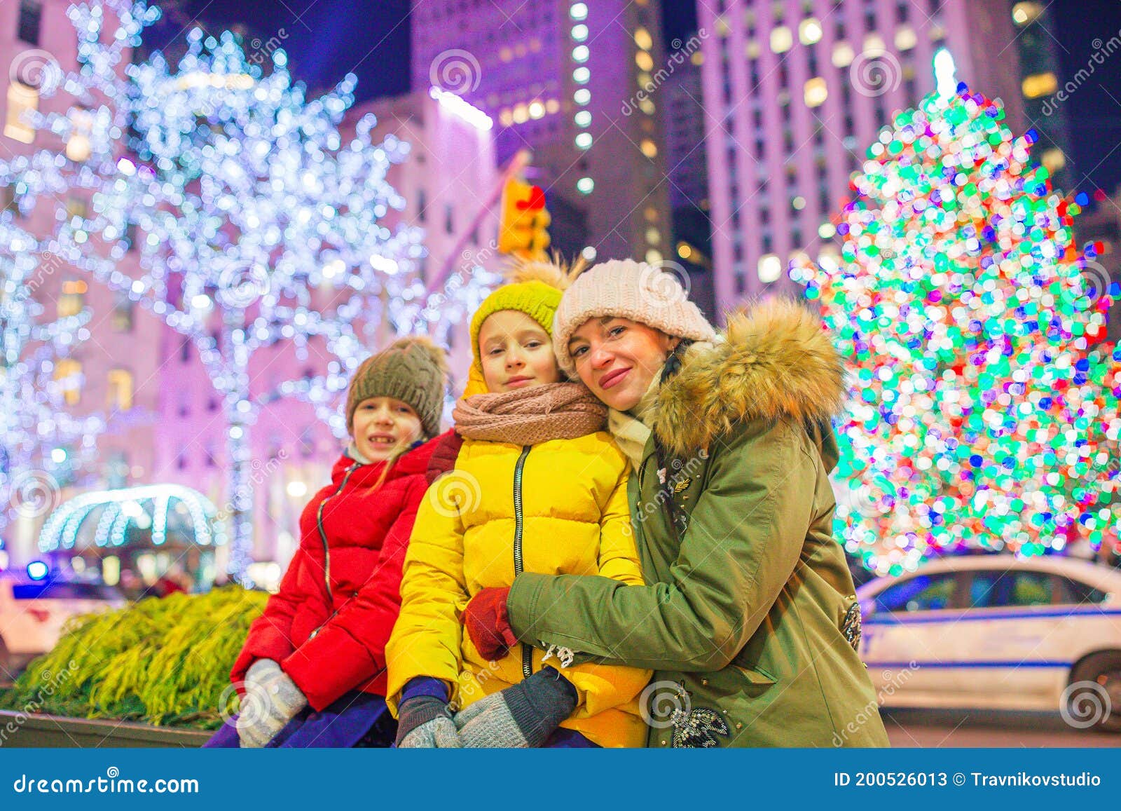 Rockefeller Christmas Tree - Cây thông Noel Rockefeller nổi tiếng của New York được trang trí với hàng chục ngàn đèn LED tạo nên một khung cảnh rực rỡ và kỳ diệu. Hãy cùng xem hình ảnh này để cảm nhận một mùa Giáng Sinh đầm ấm, đầy lạc quan.