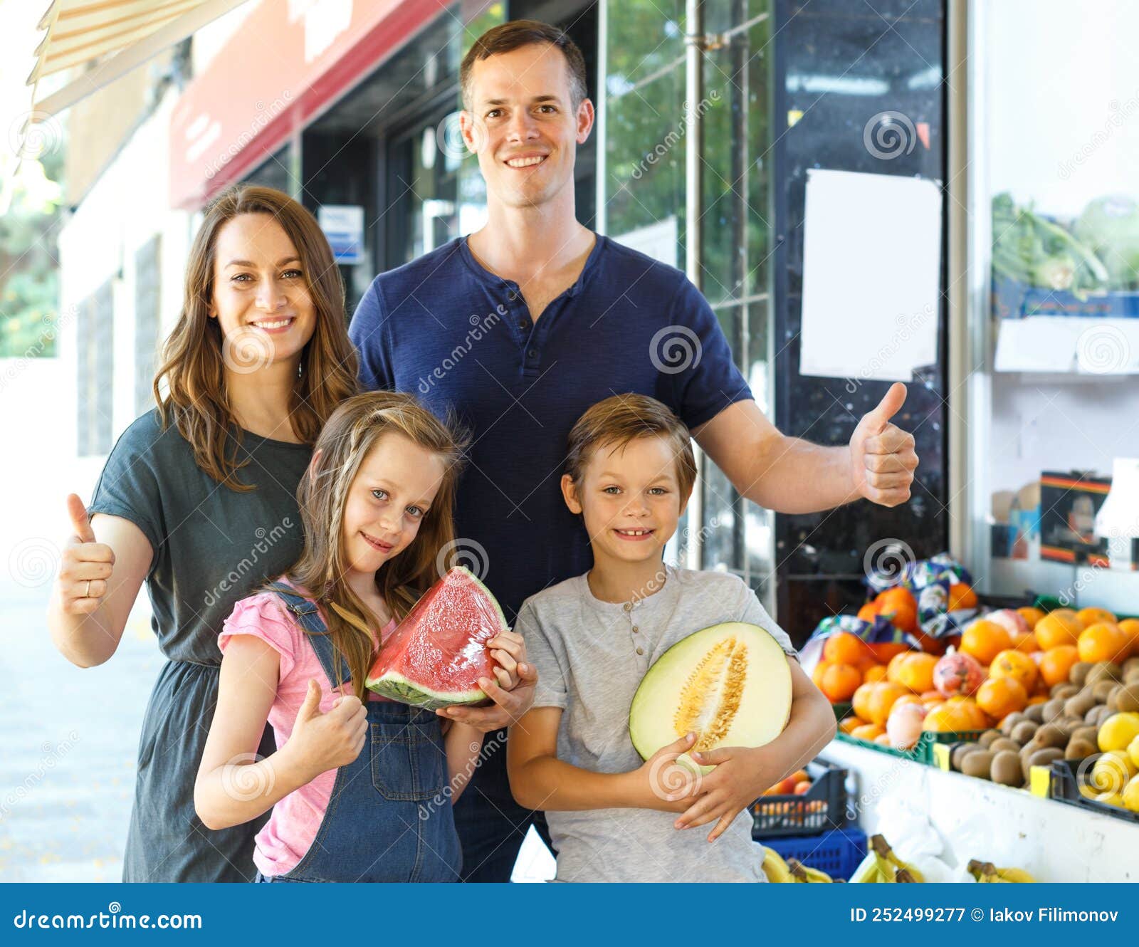 happy family with children demostration fruits