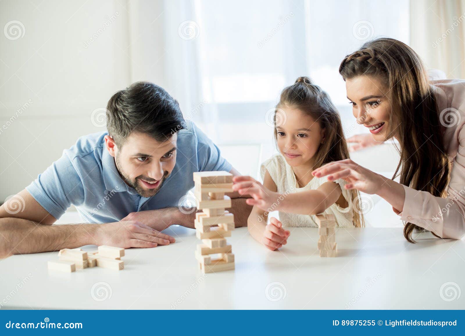 Petite fille enfant et mère jouant Jenga jeu de blocs en bois.S'amuser et  apprendre la créativité Photo Stock - Alamy