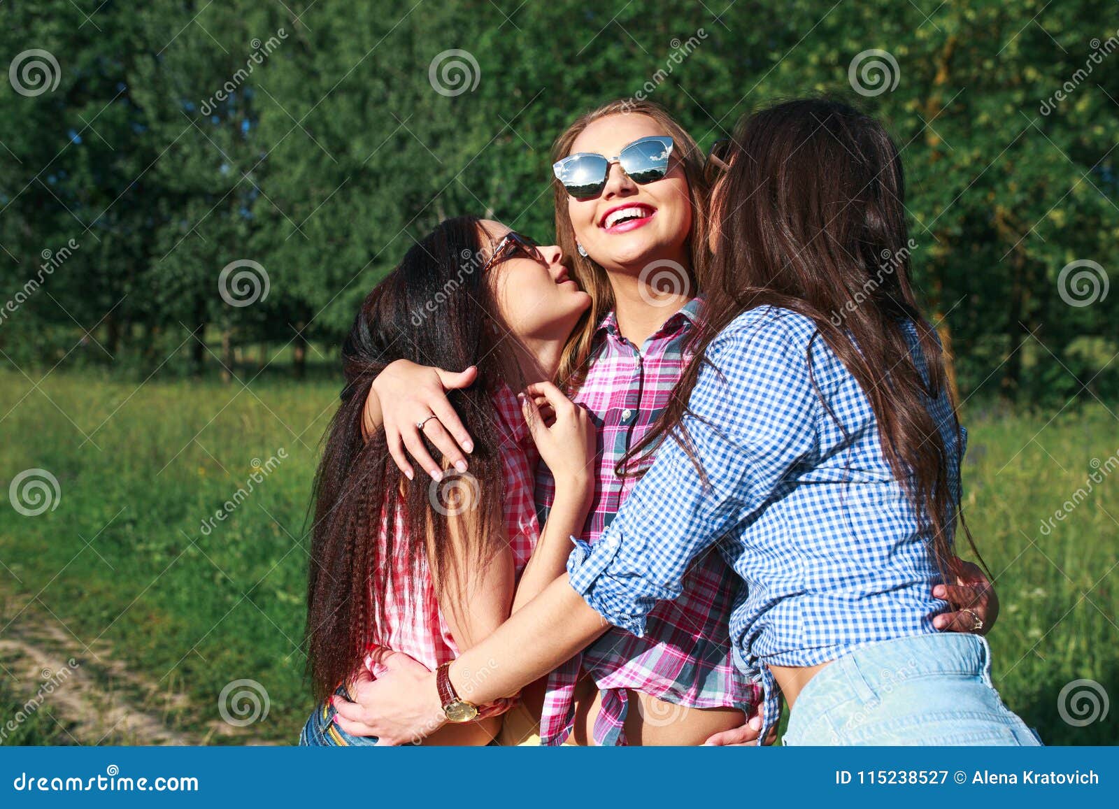 Happy Friends in the Park on a Sunny Day . Summer Lifestyle ...