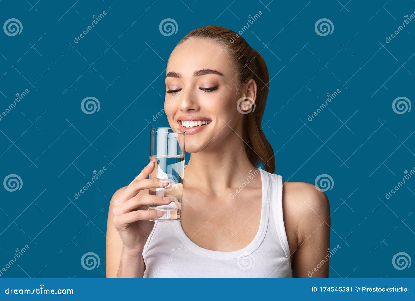Можно пить воду стоя. Пьет воду из стакана. Девушка со стаканом воды. Пить воду стоя. Счастливая девушка с стаканом воды.
