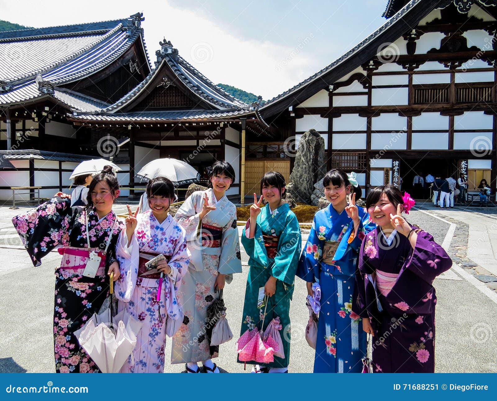 DELICIOUS JAPANESE IN KIMONO