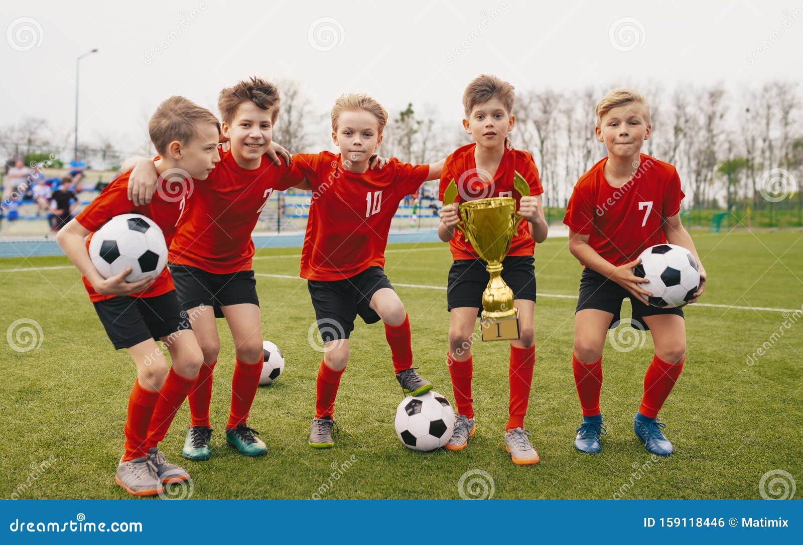 Jogo De Futebol. Crianças Jogando Futebol. Meninos Jovens Chutando Bola De  Futebol No Campo De Esportes. Crianças Jogando Jogo De Torneio De Futebol  No Campo. Juventude Jogo De Futebol Europeu Foto Royalty